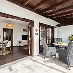 Cosy Alegranza 105, Communal Pool, Private Garden 펜션 플라야블랑카