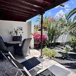 Cosy Alegranza 105, Communal Pool, Private Garden Dom wakacyjny