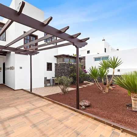 Semesterbostad Cosy Alegranza 105, Communal Pool, Private Garden *