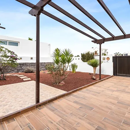Cosy Alegranza 105, Communal Pool, Private Garden Semesterbostad Playa Blanca (Lanzarote)