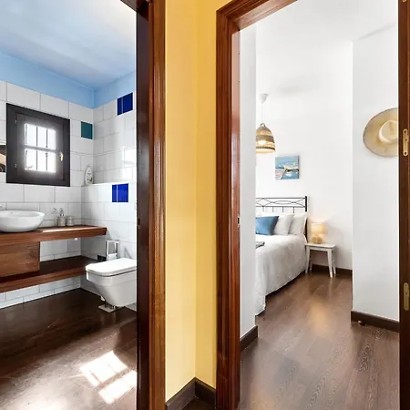 Cosy Alegranza 105, Communal Pool, Private Garden *