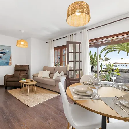 Cosy Alegranza 105, Communal Pool, Private Garden Semesterbostad