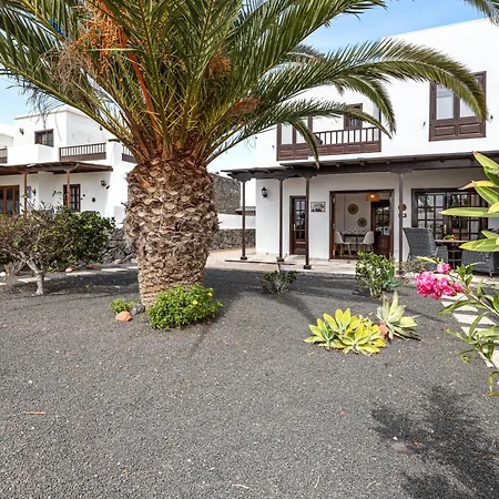 Cosy Alegranza 105, Communal Pool, Private Garden Semesterbostad