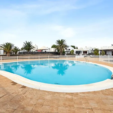 Cosy Alegranza 105, Communal Pool, Private Garden Semesterbostad