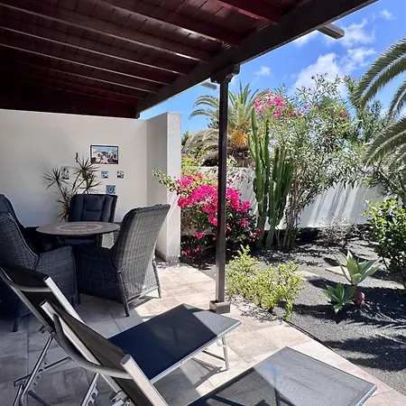Cosy Alegranza 105, Communal Pool, Private Garden Semesterbostad