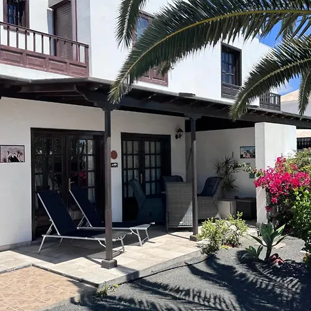 Semesterbostad Cosy Alegranza 105, Communal Pool, Private Garden *