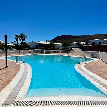 Semesterbostad Cosy Alegranza 105, Communal Pool, Private Garden *