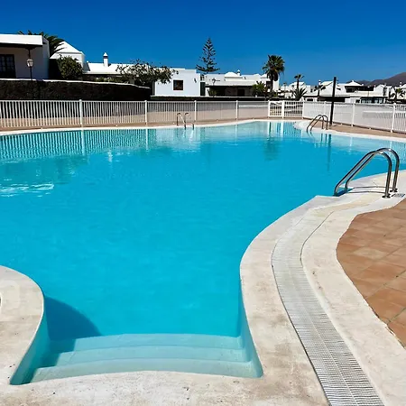 Cosy Alegranza 105, Communal Pool, Private Garden Semesterbostad